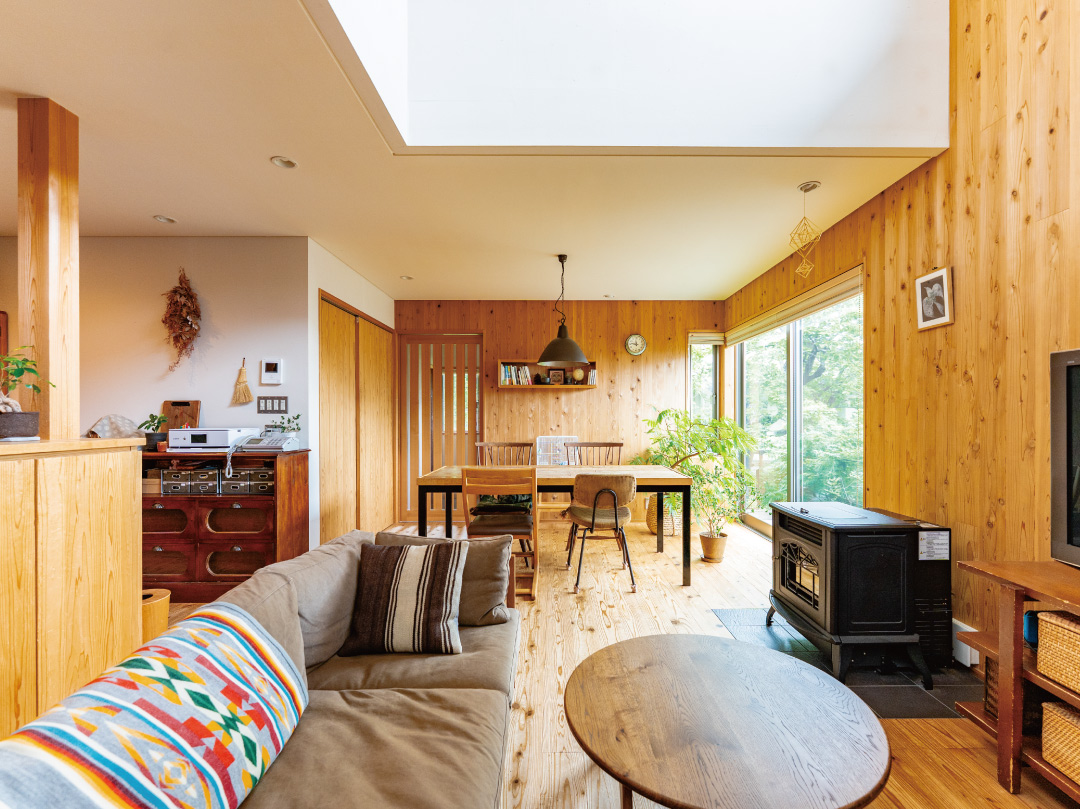 作品ギャラリー26「森を背に大きな屋根を持つ小さな住まい」